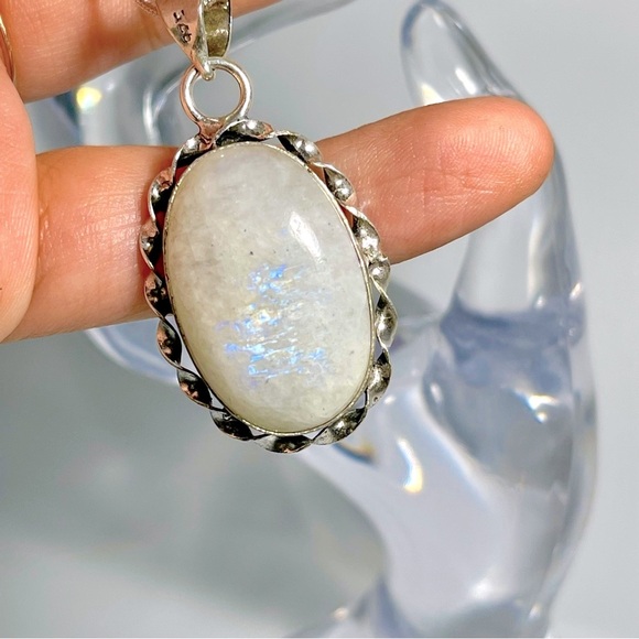 🌈⌗𝕡𝕠𝕡𝕤𝕥𝕨𝕠𝕣𝕝𝕕 𝕤𝕙𝕠𝕡 Jewelry - 🌈 Lovely flower moonstone necklace
